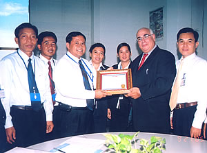 Mr. In Channy receives HSBC Certificate of Excellent from Mr. Hersel Mahani, Senior Vice President of HSBC