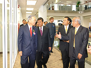 H.E. Sr. Minister Keat Chhon and H.E. Chea Chanto visit ACLEDA Bank