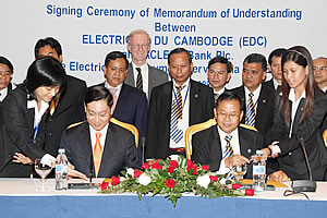 H.E Keo Ratanak, Royal Government of Cambodia Delegate in Charge of Managing EDC, and Mr. In Channy, President & CEO of ACLEDA Bank, Signing the Memorandum
