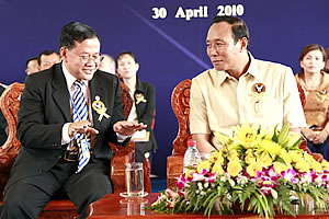 Mr. IN Channy, President & CEO of ACLEDA Bank and H.E. PRACH Chan, the Governor of Battambang Province