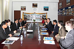 The meeting between ACLEDA Bank’s management and the delegation from World Bank