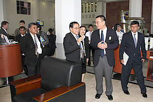 The delegation visits ACLEDA Bank’s headquarters banking hall
