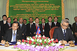 Mr. IN Channy, President & CEO of ACLEDA Bank, and H.E Dr. AUN Porn Moniroth, Minister attached to the Prime Minister, Secretary of State of Ministry of Economy and Finance, and Chairman of Steering Committee on the Public Financial Reform Program, signed a Memorandum of Understanding