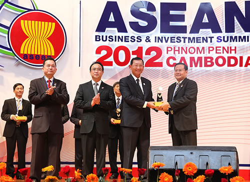 H.E. CHAM Prasidh, Senior Minister & Minister of Commerce, Presents 2012 Most Admired ASEAN Enterprises Award to Dr. IN Channy, President & CEO of ACLEDA Bank Plc.