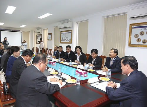 The meeting of the senior management of ACLEDA Bank with the high-level delegations of the Bank of Lao PDR and the National Bank of Cambodia